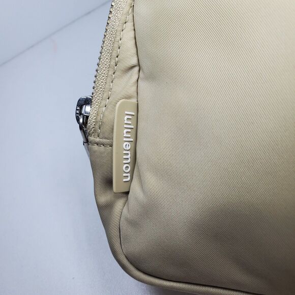 Lululemon Everywhere Belt Bag 1L LARGE LOGO DESIGN Limited Edition Fanny Pack - Picture 4 of 7